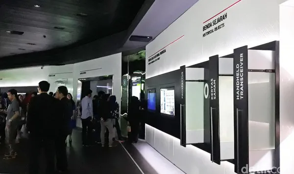 Galeri YNS visitor interaction photo